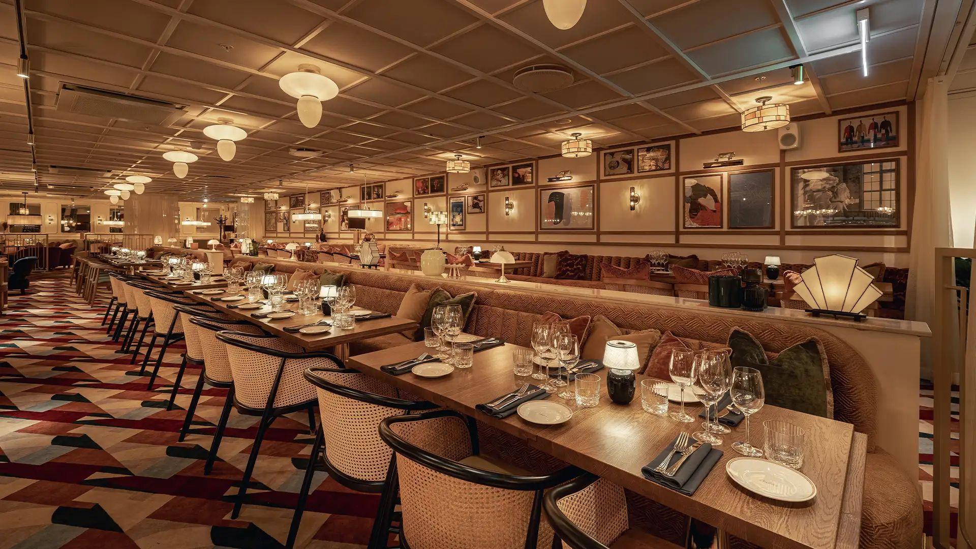 Restaurang-for-stora-sallskap Långbord dukat för stora sällskap i elegant miljö på Archie's, Jacy’z Göteborg.