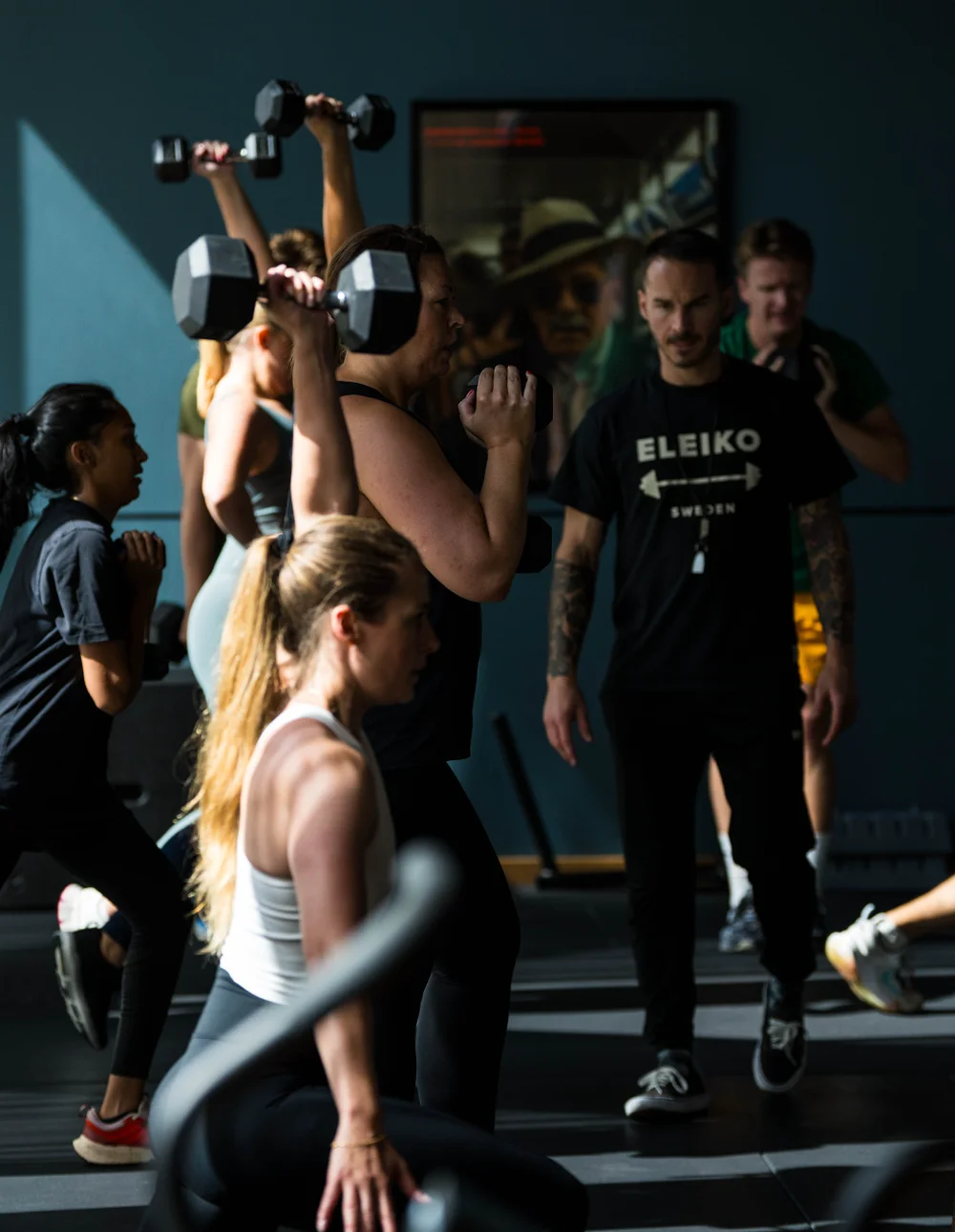 sports-club-gym-goteborg-jacyz Gruppträningspass i Jacy’z Sports Club i Göteborg – deltagare i rörelse i ett modernt gym.